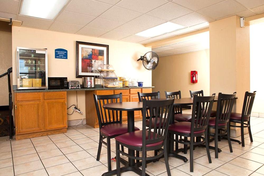 Days By Wyndham Park Kansas Hotel 2*